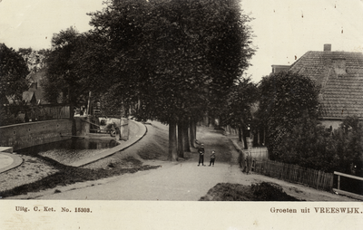 15029 Gezicht op de Rijkshulpschutsluis en een rij loofbomen aan het Frederiksoord te Vreeswijk uit het zuiden. N.B. De ...
